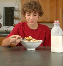 teen eating breakfast